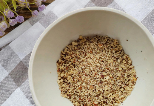 1. Этап. Сметанно-ореховый соус: Подготовить продукты. Одну часть грецких орехов измельчить в мелкую крошку, другую часть порубить на небольшие кусочки.