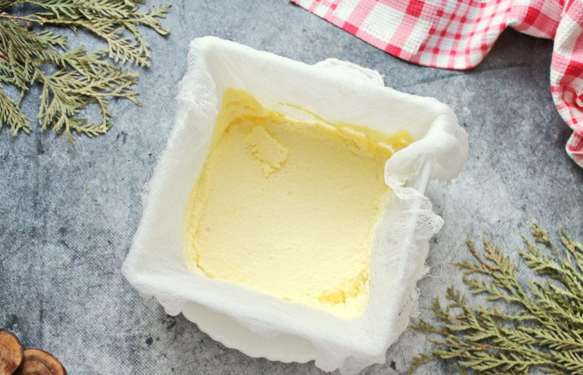 1. Этап. Домашний сыр из молока и кефира: Сито, или как у меня корзина для сыра, застелите марлей, которая сложена в четыре слоя. Перелейте сырную массу на марлю и оставьте стекать сыворотке в течение одного часа.