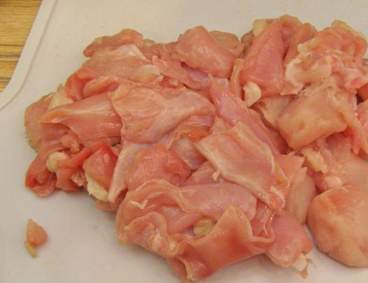 1. Этап. Гуляш из кролика с подливкой: Отделите мясо от костей, нарежьте его небольшими кусочками и замочите примерно на 1 час в холодной воде.