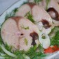 Маринованная скумбрия в яблочном уксусе Воду налейте в кастрюльку и добавьте все специи, а так же растительное масло. Держите на огне 1 минуту после закипания. Затем охладите и добавьте уксус. Лук нарежьте полукольцами смешайте с рыбой и залейте маринадом. Оставьте при комнатной температуре на 1 сутки. Маринованная скумбрия в яблочном уксусе готова, подавайте с маринованным луком и зеленью. Приятного аппетита!!! Скумбрию предварительно разморозите, почистите и нарежьте на кусочки.
