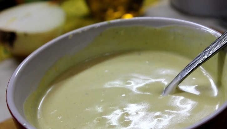 1. Этап. Вкусный крабовый салат: Хорошенько все перемешиваем — и вот, что должно получиться в итоге. Заправляем салат, перемешиваем его и отправляем в холодильник на несколько часов.