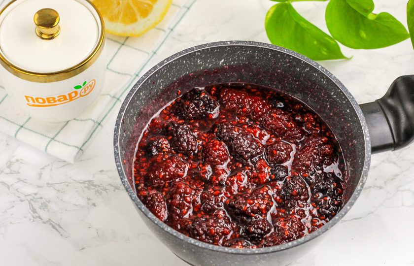 1. Этап. Варенье из ежевики и малины: Доведите все содержимое емкости до кипения, когда ягоды выпустят сок и он смешается с сахарным песком. Убавьте нагрев до умеренного и проварите варенье примерно 5-8 минут. Следите за пеной, чтобы она не убежала за края емкости. После чего выключите нагрев, перемешайте варенье и остудите его примрено 1 час на холоде.