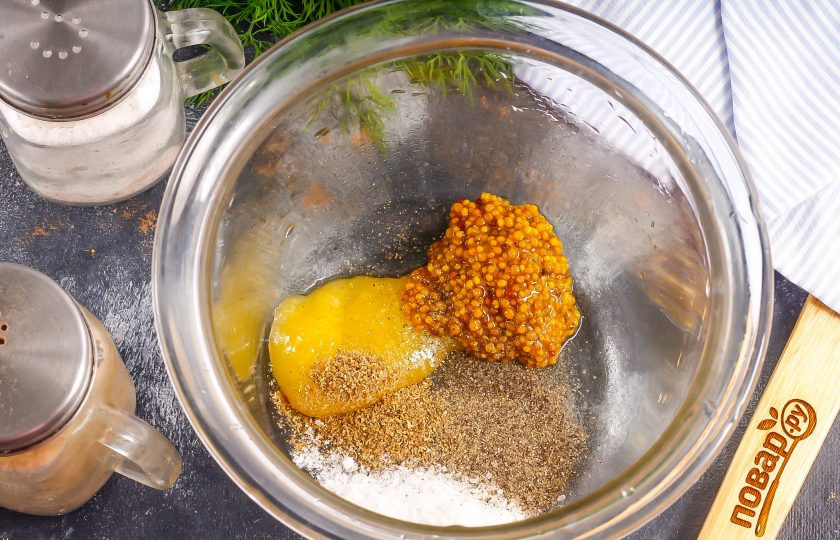 1. Этап. Маринованные яйца по-китайски: Выложите в глубокую емкость все указанные специи и пряности, добавьте зерновую горчицу.