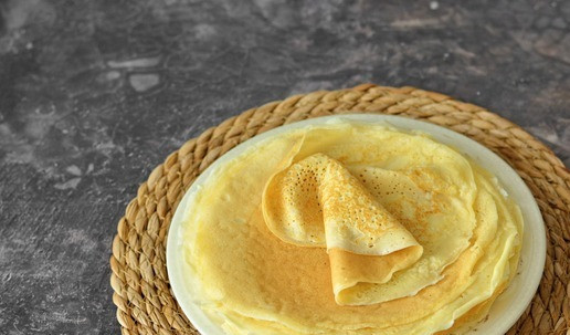 1. Этап. Блины на сливках: Таким же образом испеките все блины на сливках, складывая их на подогретую тарелку, чтобы не остыли. Порция теста небольшая и получится из этого количества 8-12 блинчиков (зависит от диаметра сковороды и толщины блинов). Моя бабушка ставила тарелку с готовыми блинчиками на кастрюлю с кипятком, чтобы тарелка снизу подогревалась. Так все блинчики оставались тёплыми до момента подачи.