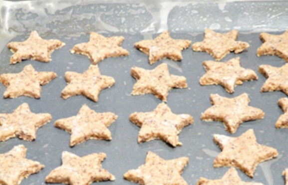 1. Этап. Печенье Пряные звезды: Противень смажьте маслом и застелите пекарской бумагой. Запекайте печенье при 160 градусах в течение 10-15 минут. Оно не должно становиться сухим!