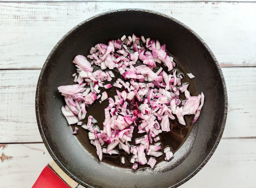 1. Этап. Гречка со свеклой и морковью: Лук очистите от шелухи, мелко нарежьте и выложите в хорошо разогретую сковороду с растительным маслом.