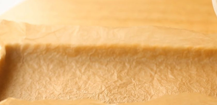 1. Этап. Торт с заварным кремом и черносливом: 2. Наколите тесто вилкой. Готовое тесто раскатайте в пласт, размером с форму, и распределите в форме, сформировав бортики. Накройте тесто пергаментом, выложите груз - горох, например.