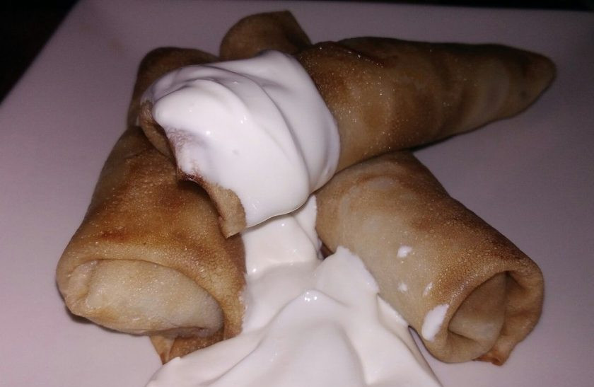 1. Этап. Блины на молоке с мясом: 9. Перед подачей я добавляю сметану, она идеально дополняет вкус блинов. Приятного аппетита!