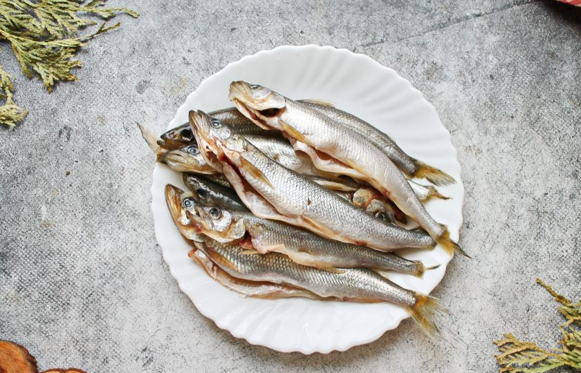 1. Этап. Жареная корюшка Питерская весна: У рыбы удалите жабры, внутренности и промойте. Если корюшка попалась с икрой, просто удалите жабры. Чистую рыбу обсушите от воды бумажным полотенцем.