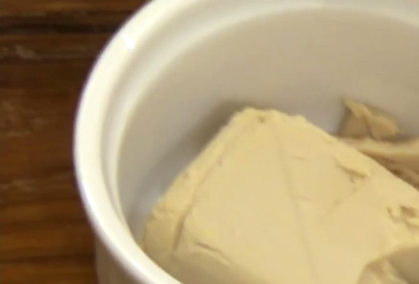 1. Этап. Хлеб Здоровье: 1. В теплой воде растворите мед, добавьте прессованные дрожжи и дайте им полностью раствориться.