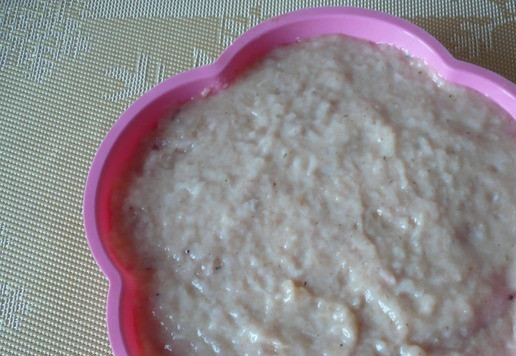 1. Этап. Запеченная закуска из филе грудки индейки: Чтобы закуска получилась праздничной, красивой, возьмите форму для выпечки с красивыми рельефами (у меня силиконовая форма d - 18 см). Выложите приготовленный индюшиный фарш в форму, равномерно его распределите. Накройте форму фольгой и поставьте в духовку при температуре 180 градусов на 35-40 минут.