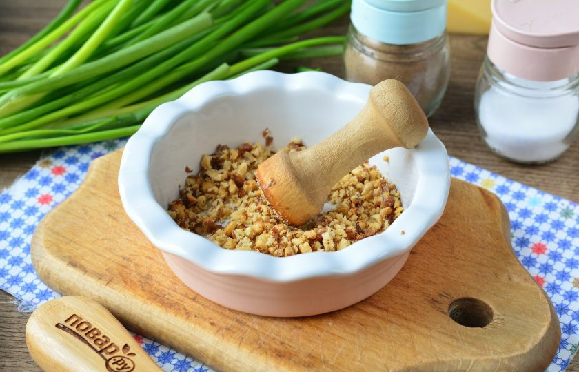 1. Этап. Яйца фаршированные орехами: Орехи измельчите ступкой.