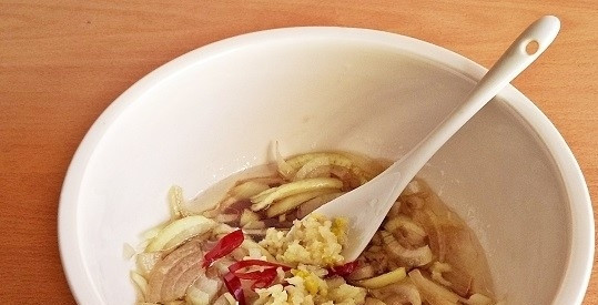 1. Этап. Маринад для кролика: 4. Масло с бальзамическим уксусом размешайте. Затем положите в эту миску полукольца лука и нарезанный горький перец. Чеснок раздавите под прессом или натрите на мелкой терке. Затем добавьте к остальным ингредиентам. Перемешайте.