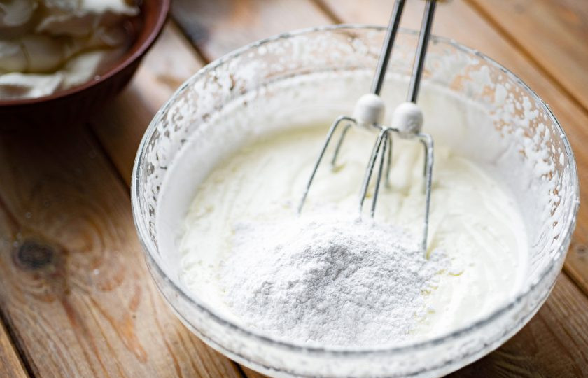 1. Этап. Шоколадный торт с кремом из маскарпоне: Ко взбитым сливкам добавьте сахарную пудру и миксером вмешайте на небольших оборотах.