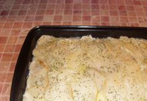 1. Этап. Камбала в духовке с картошкой: Готово! Можно также посыпать готовую рыбу зеленью. Приятного аппетита!