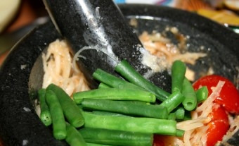 1. Этап. Сом Там: Стручки фасоли нарежьте вместе с натертой папайей и добавить в ступку, помните. Затем добавьте помидоры и опять помните, но не в пюре.