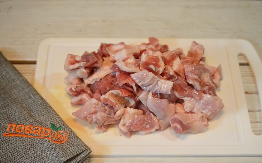 1. Этап. Оши палов: 4. Мясо порежьте на кусочки среднего размера.