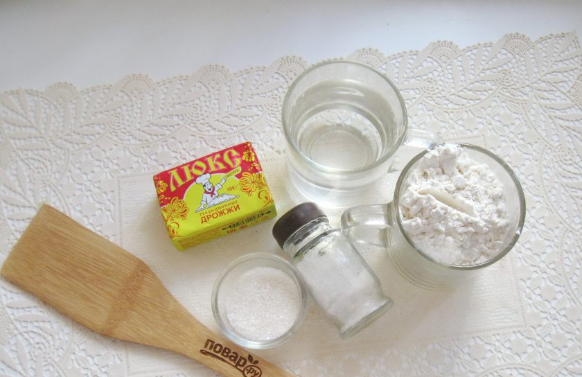 1. Этап. Оладьи без яиц и молока: Подготовьте ингредиенты для приготовления оладий.