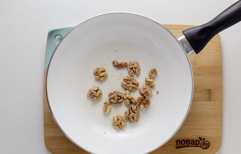 1. Этап. Салат из свежей свеклы: Грецкие орехи обжарьте в сухой сковороде, затем крупно порубите.