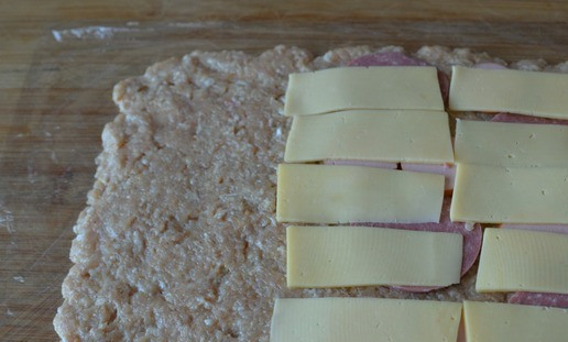 1. Этап. Полпеттоне из индейки: На колбасу кладём сыр. Сыр также можно положить тонкими слайсами или натереть на тёрке. Поступайте, как вам больше нравится или быстрее.