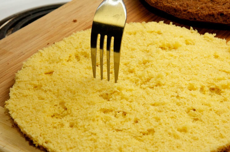 1. Этап. Торт для мужа: 21. Чтобы корж лучше пропитывался его можно наколоть немного вилкой.