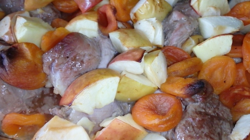 1. Этап. Индейка кусочками, запеченная в духовке: Прикройте форму фольгой, поместите ее в духовку на 50 минут, температура 200 градусов. За 10 минут до окончания удаляем фольгу.