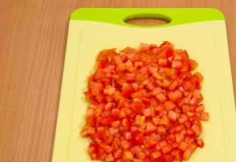 1. Этап. Салат в чипсах: 2. Шинкуем помидоры такими же кубиками среднего размера.