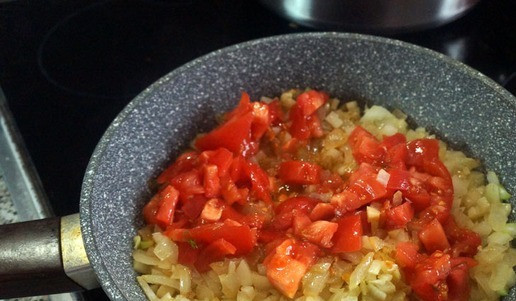 1. Этап. Солянка рыбная «Эксклюзив»: Тем временем в сковороде разогреть масло, обжарить лук, фенхель и помидор. Через пять минут после жарки добавить две-три ложки бульона, убавить огонь до самого малого, накрыть крышкой и тушить до полной мягкости овощей.