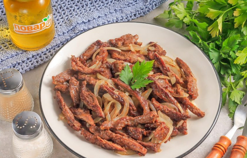 1. Этап. Соломка из говядины с репчатым луком: Выложите готовое блюдо на тарелку и украсьте свежей зеленью. Особенно вкусно оно с любыми соусами, овощными салатами или квашеными овощами.