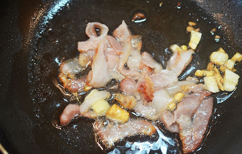 1. Этап. Салат из макарон с брокколи, фетой и беконом: 5. Обжарьте на сковороде с добавлением масла чеснок с беконом.