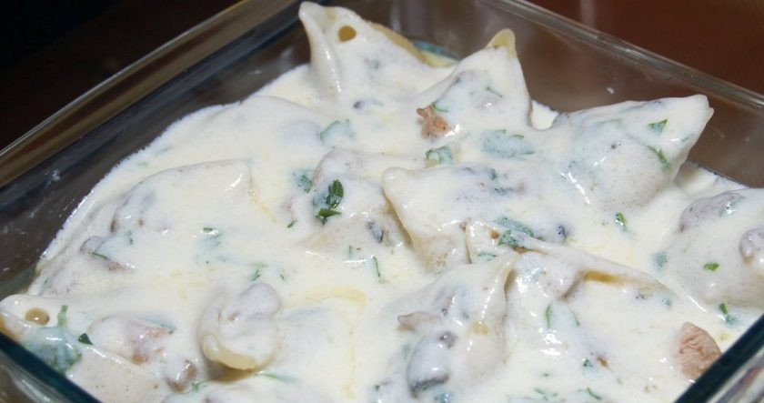 1. Этап. Макароны с начинкой: Выложите изделия в смазанную маслом форму для выпечки. Сверху влейте соус.