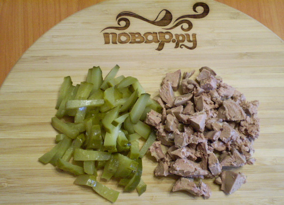 1. Этап. Салат с печенью куриной слоеный: 4. Крупно порежьте печень, огурец можно просто соломкой.