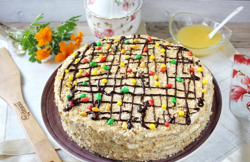 1. Этап. Медовик с вишней и сметанным кремом: Можно торт украсить. Я полила его растопленным шоколадом и посыпала разноцветным драже.