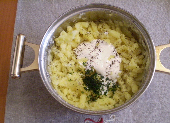 1. Этап. Лаваш с пюре: В готовый картофель добавляем зелень, сметану и при помощи толкушки готовим пюре.