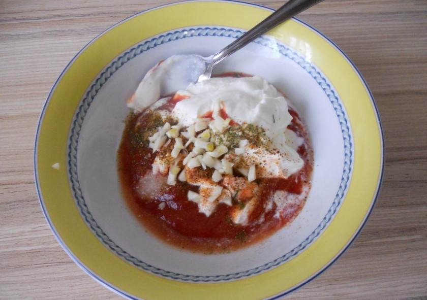 1. Этап. Макароны большие Ракушки с фаршем: 7. В миске смешиваю кетчуп, сметану (3 столовые ложки), измельченный чеснок, кладу соль и специи, тщательно перемешиваю до однородной консистенции.