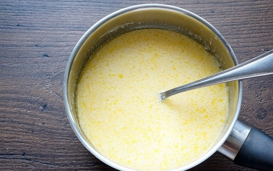 1. Этап. Открытый торт с ягодами: 4. В растопленное сливочное масло влейте молоко и добавьте сливки. Все как следует перемешайте.