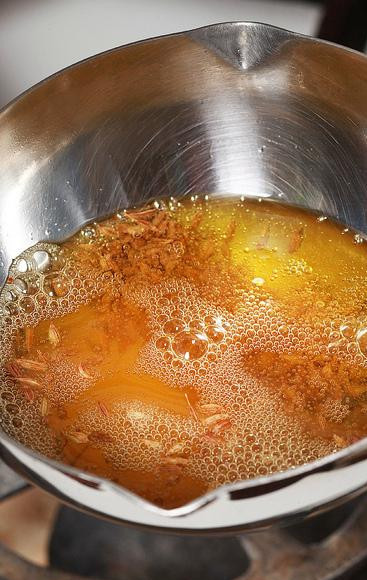 1. Этап. Суп из маша со специями: Пока суп варится, разогреваем в огнеупорной посуде масло и обжариваем в нем специи. Затем получившуюся смесь из специй выливаем в суп. Только будьте аккуратны, масло может брызгаться. Варим еще 5 минут и суп готов!