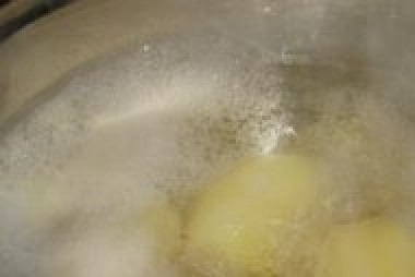 1. Этап. Холодник из свеклы на воде: Картофель отварить.