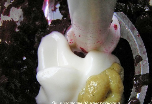 1. Этап. Вкусные ложки со свеклой и авокадо: Для соленой начинки отварную свеклу измельчите в блендере, добавьте майонез, горчицу, измельченный чеснок, соль и перец по вкусу, измельчите до однородности.