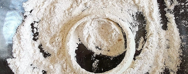 1. Этап. Луковые кольца в панировке: Треть муки отсыпьте в глубокую посуду, обваляйте в ней луковые колечки.