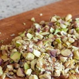 1. Этап. Салат из свеклы, козьего сыра и рукколы: 2. Хорошо, если вы достали чищеные фисташки. Если же нет, придется потрудиться и почистить их. Ядра фисташек порубить мелко ножом.