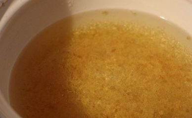 1. Этап. Торт с фруктами и желатином: Желатин замачиваем в холодной воде согласно инструкции на упаковке.