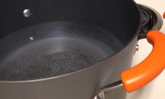 1. Этап. Макароны с фаршем и овощами: 1. В кастрюлю налейте воду и отправьте ее на огонь, добавьте немного соли и доведите до кипения.