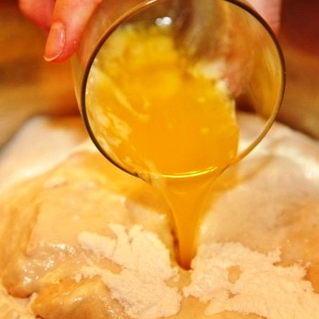 1. Этап. Пирожки со шпиком: Туда же - растопленное сливочное масло.