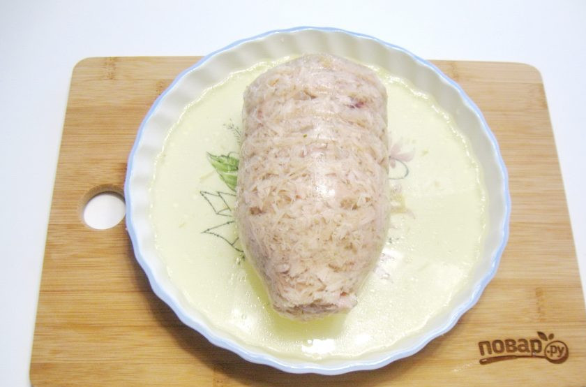 1. Этап. Холодец Новогодний поросенок: Когда холодец в бутылке застынет, аккуратно разрежьте бутылку, извлеките вашего 