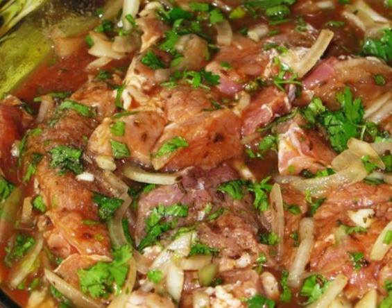 1. Этап. Мясо по-французски с баклажанами: Затем замаринуйте мясо в смеси воды, томатной пасты, лука, чеснока, кинзы и специй в течение полутора часов.