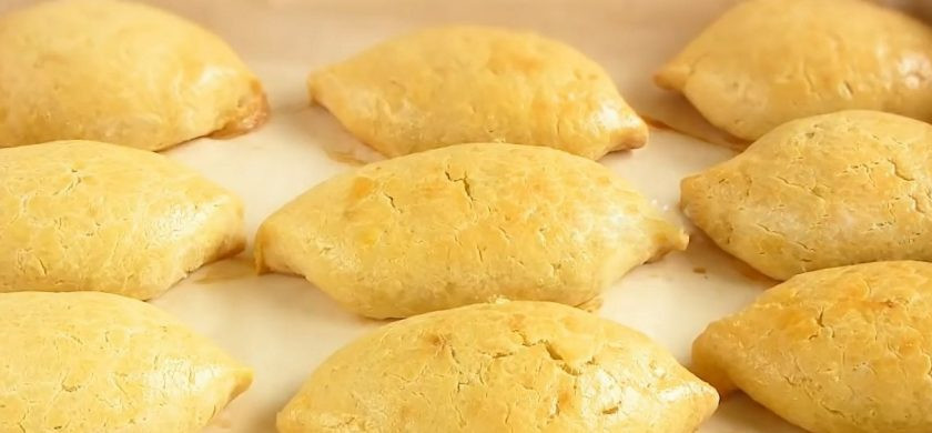 1. Этап. Быстрые пирожки на скорую руку в духовке: 5. Смажьте пирожки желтком, взболтанным с растительным маслом. Выпекайте в разогретой до 190 градусов духовке 30 минут. Приятного аппетита!