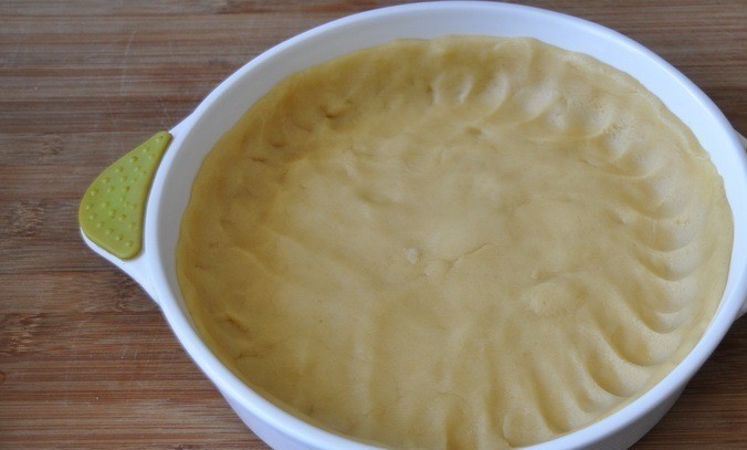 1. Stage. American Pumpkin Pie: We take a convenient form with a diameter of 22-24 cm, roll out the dough, transfer it to the form, make the sides.