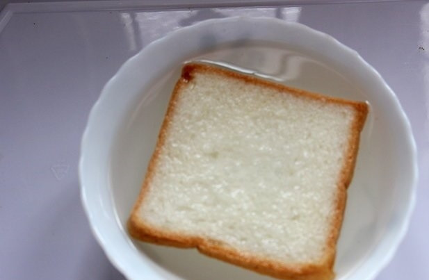 1. Этап. Оригинальная закуска из картофеля: 4. Ломтик хлеба опустите в холодную воду.