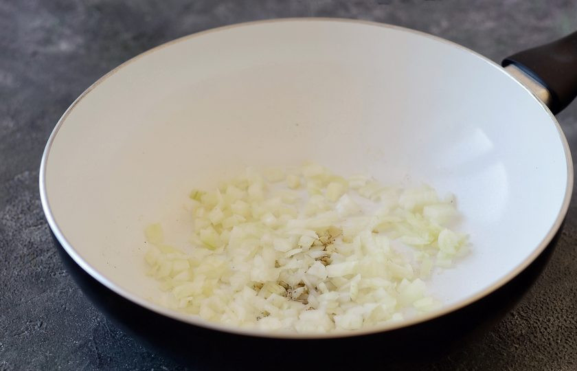 1. Этап. Постная паста с грибами: Лук порубите мелкими кубиками, добавьте в сковороду. Жарьте до прозрачности.